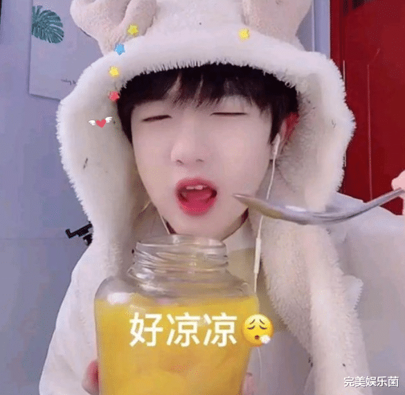 寸头|“吃个桃桃”风小逸晒硬汉照，穿军装剪寸头，毫无“伪娘”气息