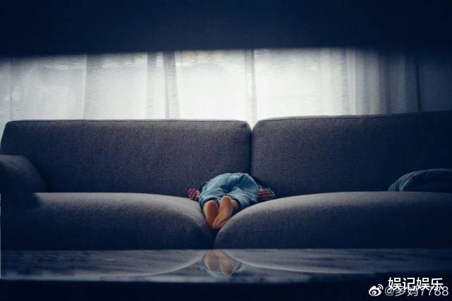 鞠婧祎|黄磊孙莉带孩子逛环球影城，小儿子长得像妈妈，穿着破洞裤超时尚