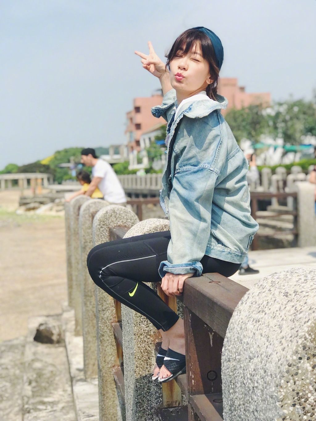八只爪的猫|贾静雯太瘦了，穿短裤和家人走机场真减龄，腿比闺女还细一圈