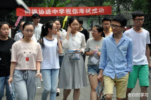 老白侃学习|四川21年首封录取通知书来了，考生开心不已，引媒体争相报道