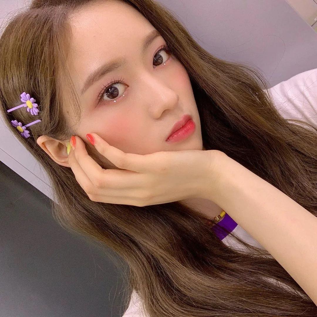 腮红|喝了假酒的Jennie竟穿肚兜上台?讲真,有被她的屁桃红炸到