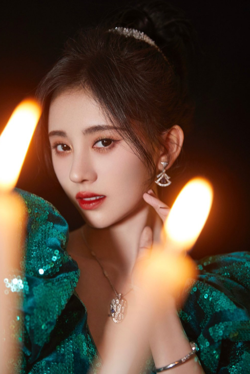 鞠婧祎|鞠婧祎微博之夜再翻车？直播生图一言难尽，网友：她这样累不累？