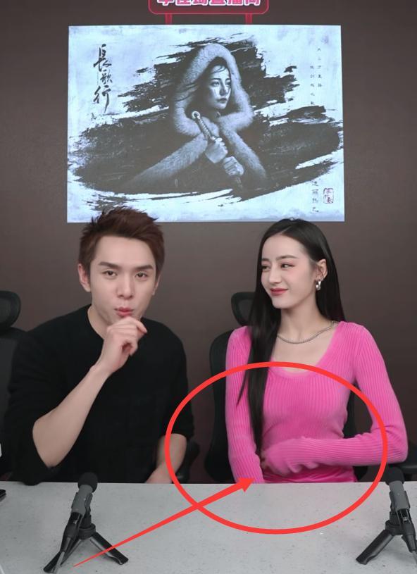 迪丽热巴|迪丽热巴直播过程频繁遮肚子，当她把手拿开后，弹幕：我眼花了？