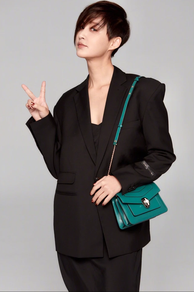 |张歆艺暴瘦后直接“换脸”！跟袁弘穿情侣装，做公益都不忘秀恩爱