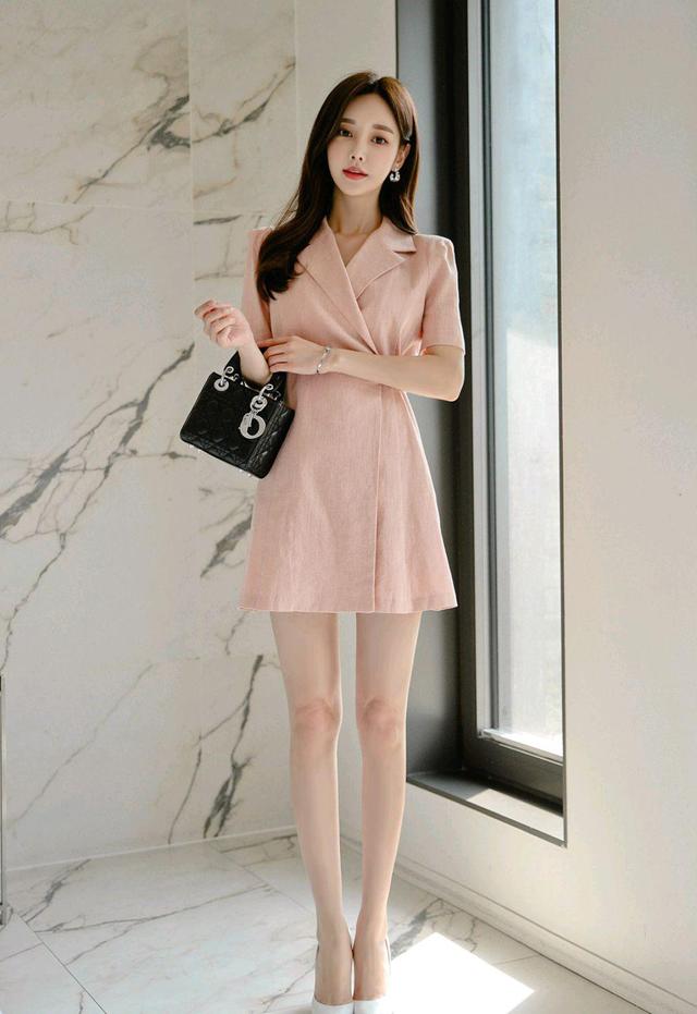 心壹文学|女神孙允珠高清时尚搭配：粉梦流光简式裁剪气质西装裙