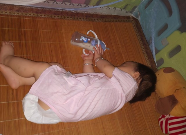 京妈说|进入三伏天，宝宝热得睡不好，家长三种错误做法是“火上浇油”