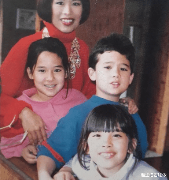 乌汶叻|白发人送黑发人！泰国美后诗丽吉送别外孙，含泪趴地跪拜王子画像