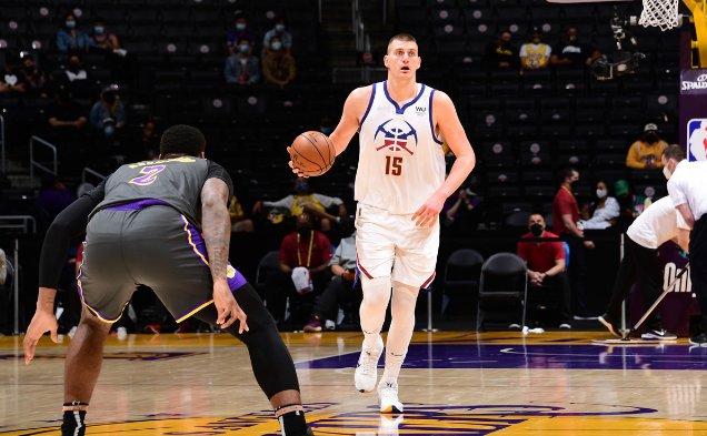 湖人队|大爆冷！湖人掀翻西部第三，浓眉25+7状态回暖，老詹失算了