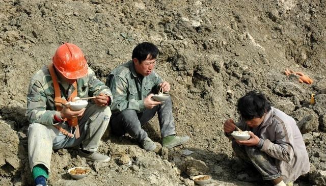 把50袋水泥搬上6楼,收800元,这合理吗?农民工的回答太心酸