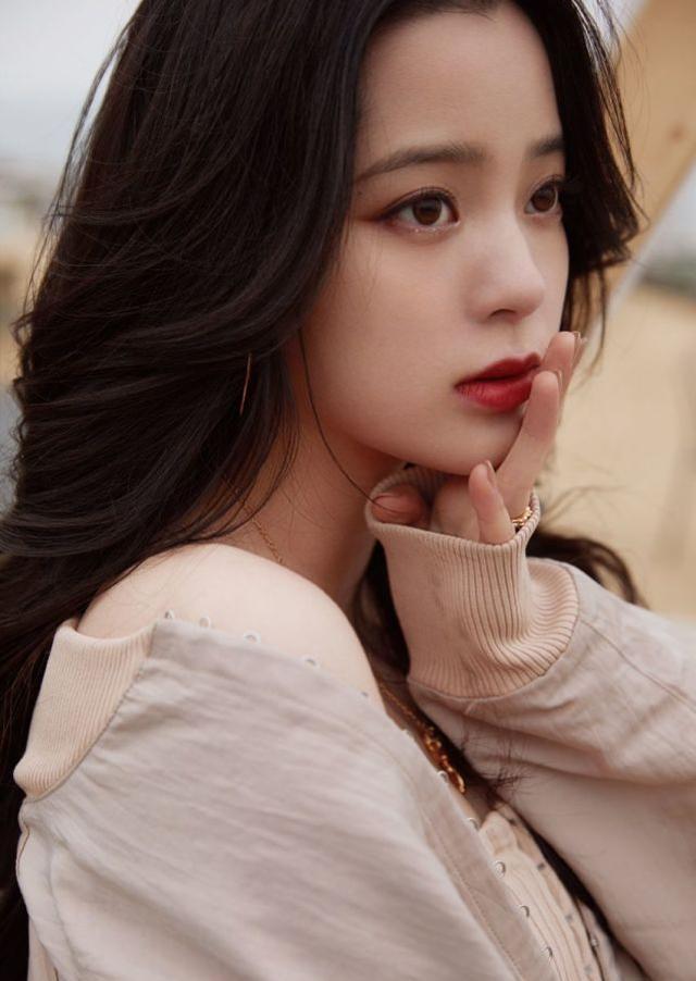 欧阳娜娜|欧阳娜娜有多自信？在外故意穿成露肩，网友：这坐姿谁能扛得住啊
