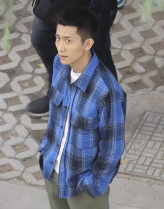 关晓彤|网友偶遇关晓彤拍戏，牛仔裙又土又丑小腹显胖，张一山驼背像老头