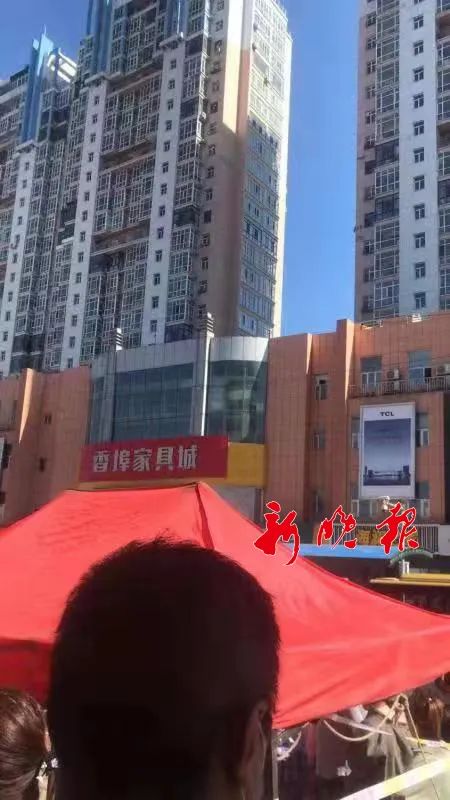 半岛晨报 痛心！30岁女子从一楼顶跳下身亡