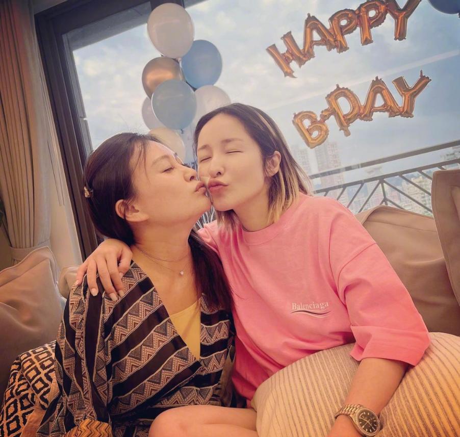 粉色|萧亚轩还挺开放，过生日和弟弟亲亲，戴4万的表也挺低调的