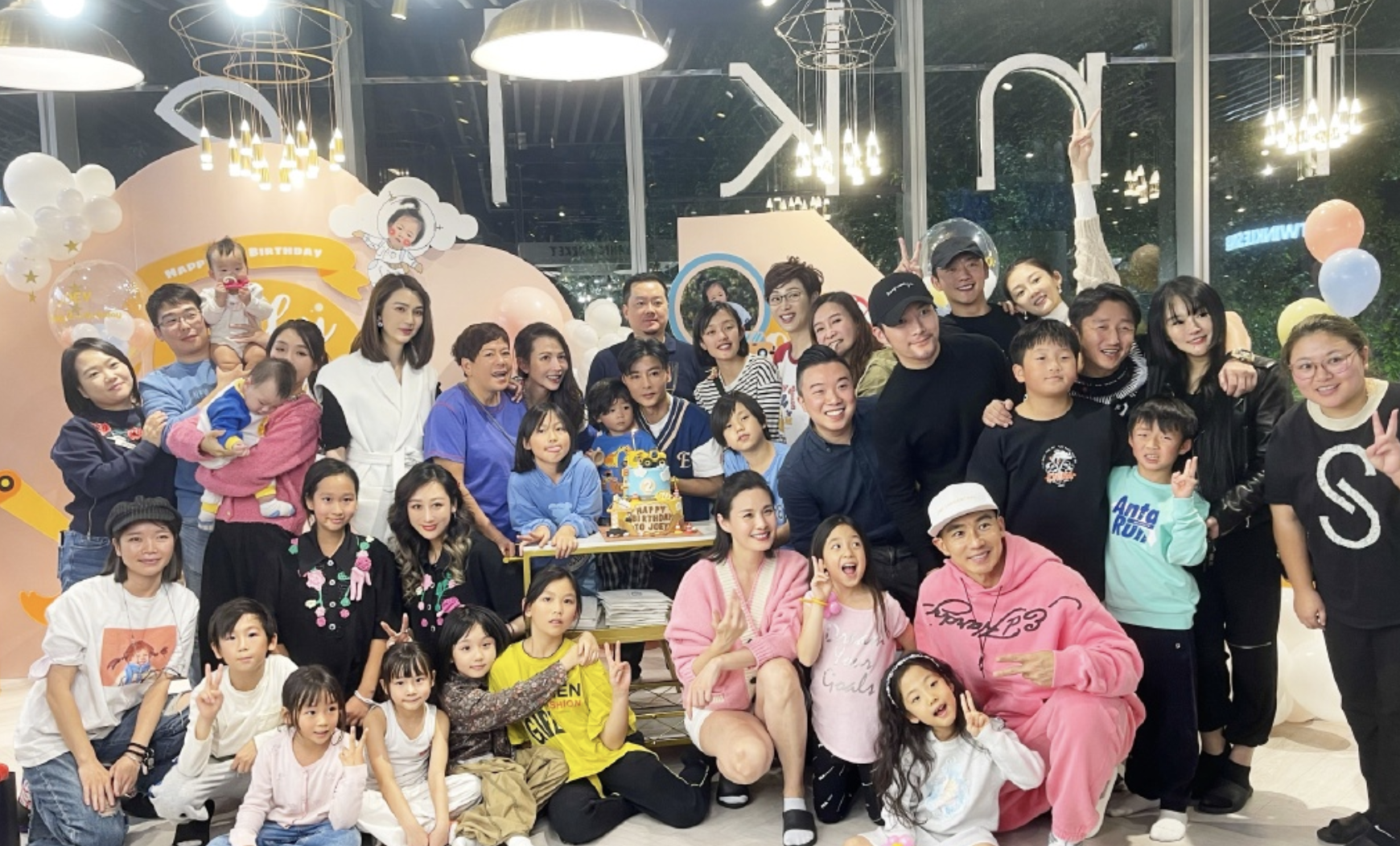 洪欣|蒋丽莎生日，张晋蔡少芬洪欣等再聚会，隔三差五办派对精力旺盛