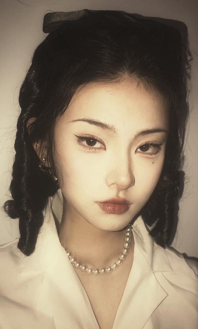 修图|知名颜值网红未P图照流出，真人与美颜后违和，网友让她开修图班