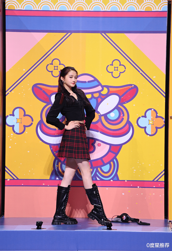 关晓彤|关晓彤为证明腿细，非要穿“捕鱼鞋”录节目，不料却意外显腿粗