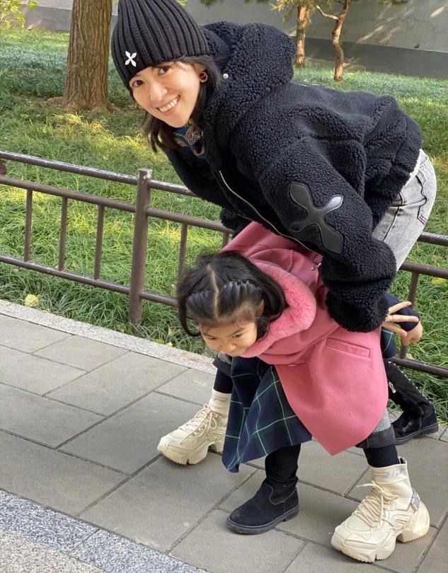 闲鱼有话说 汪峰一家四口出游,章子怡素颜出镜面容憔悴,两娃打扮得倒挺时髦