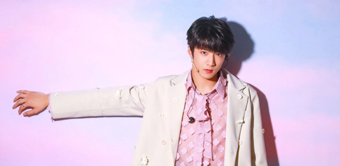 肖战|明星势力榜大洗牌！王一博跌至第6，肖战仅第3，榜首是初中生