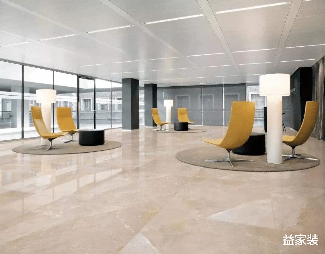 选购瓷砖要擦亮眼，注重细节，防止以次充好，白花冤枉钱