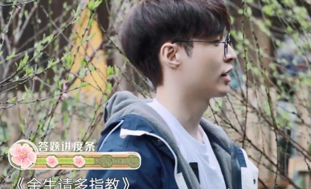 明星|167杨紫跟172的何炅同框，身高差反着来，怎么还缩着长呢