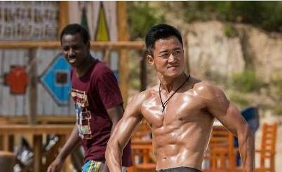 吴京|为了拍戏抵押房产，硬接甄子丹四根木棍，吴京成名的路上铺满鲜血