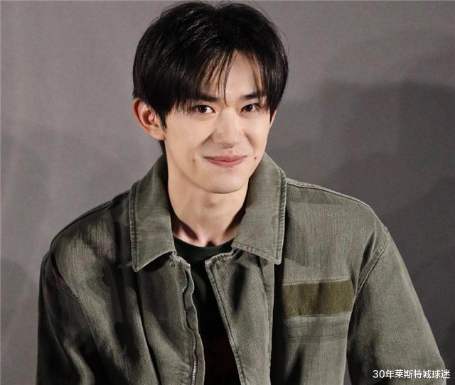 周冬雨|张家齐被陈凯歌搂肩合影！小张接长发追星：我特别喜欢千玺哥哥