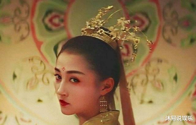 关晓彤|关晓彤侯明昊《我就是这般女子》，在大瓜纷纷爆出的形势下，这部剧变得尴尬起来