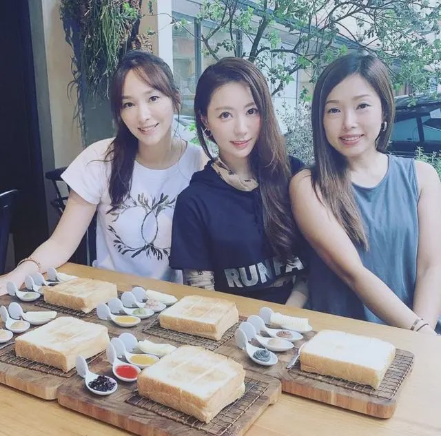 吴佩慈|四胎幼女断奶！吴佩慈挥手与20余只奶瓶告别，拿10亿奖金功成身退