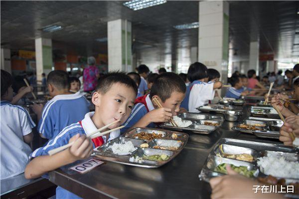 子在川上曰 老师午餐吃的比学生好，竟遭到家长举报！敌视之下哪有赢家