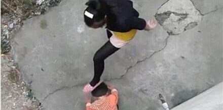 虐待罪 小孩拉屎被母亲长期虐待致死，父亲从未阻拦被抓，警察：怪他不拦