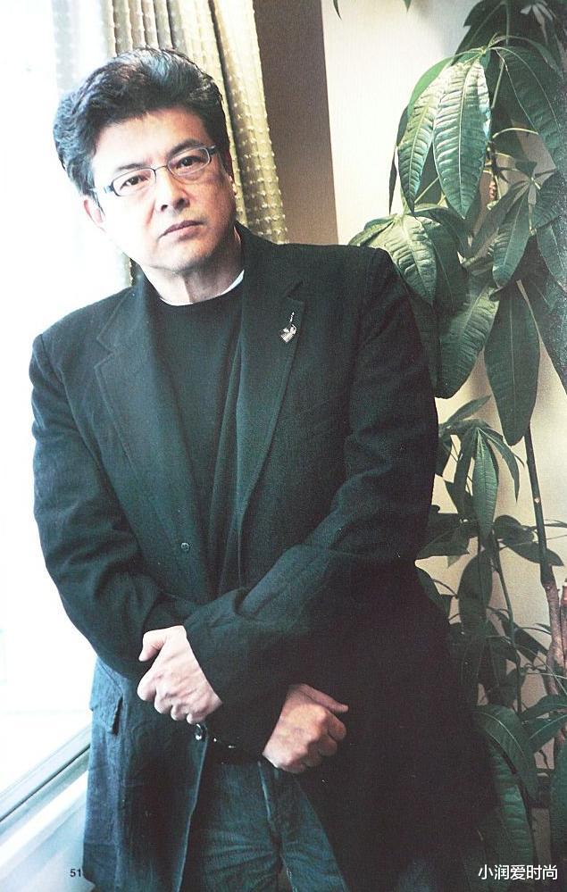小润爱时尚 69岁三浦友和一点不显老,穿西装打领带谦和儒雅,梳大背头有气场