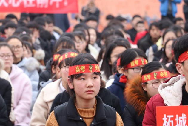 高校|2021年高校新生身份曝光，一高校共录4063人，其中1033人为复读生