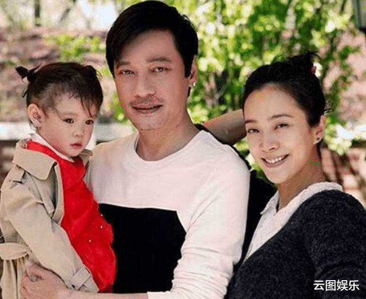 重紫|58岁罗嘉良久违回北京，直言很激动想哭，与妻子在机场相拥太甜蜜