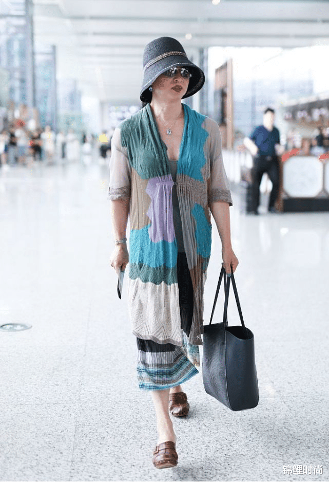 锦鲤时尚|金星穿V领秀女人曲线，衣服颜色花花绿绿，戴水桶帽像“游客”