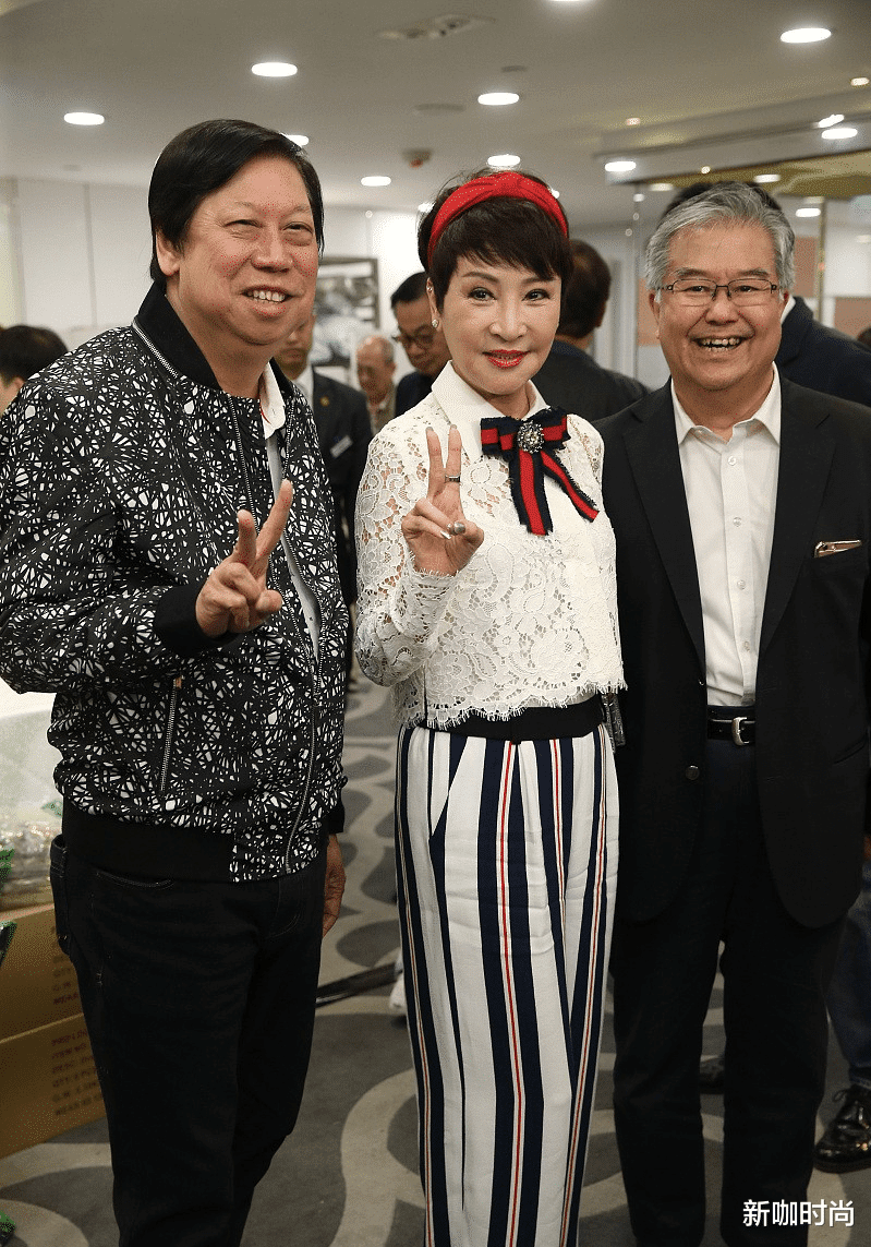 新咖时尚|谢霆锋妈妈不服老，年近古稀还戴红头箍，“奶奶脸”却出卖了她