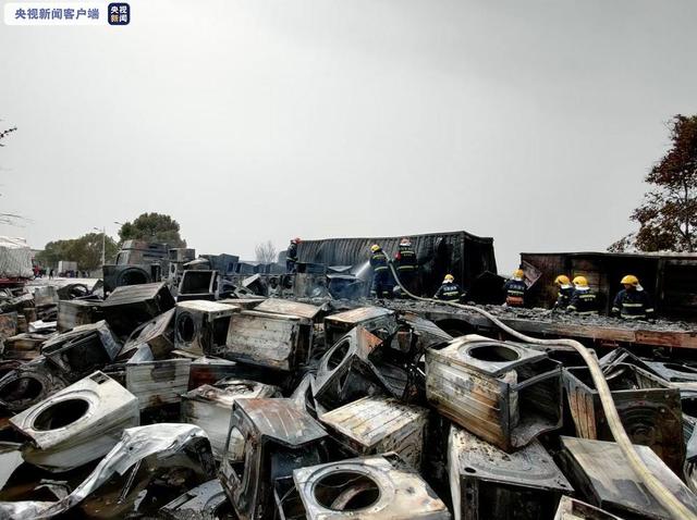 生活报 江苏南京江宁启航大道三辆货车起火，现已扑灭