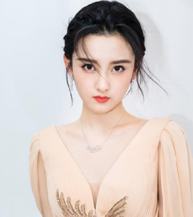 宋祖儿|有种“发育过猛”叫宋祖儿，性感礼服惊艳众人，真是女大十八变