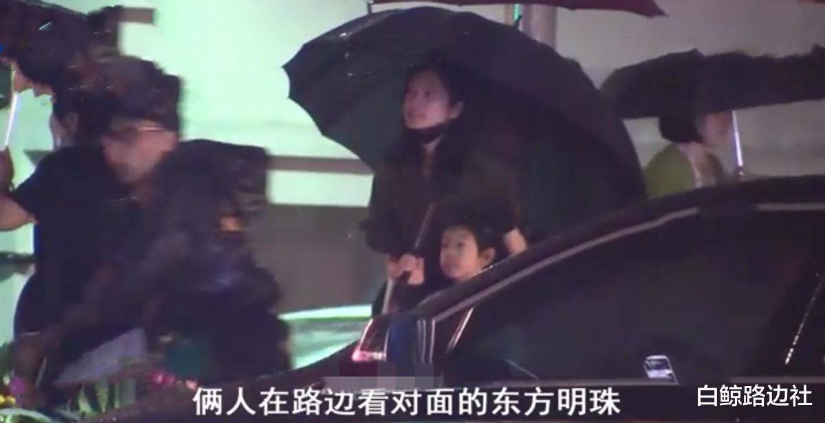 沈佳妮|朱亚文妻子现身外滩！和女儿雨中赏景拍照，38岁沈佳妮素颜似少女