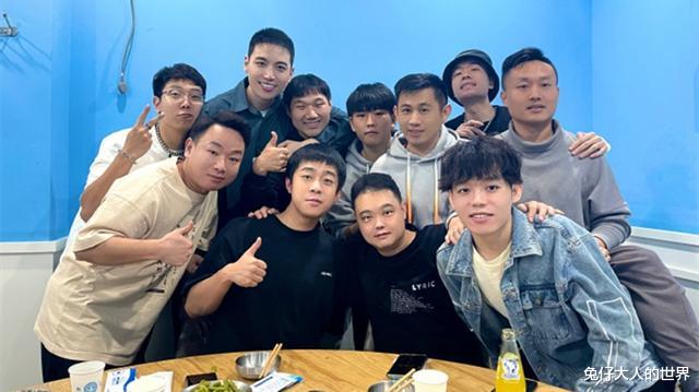 人气歌谣|张九龄深夜晒九队聚餐照，引发网友热议，看来九龄在团综挣到钱了