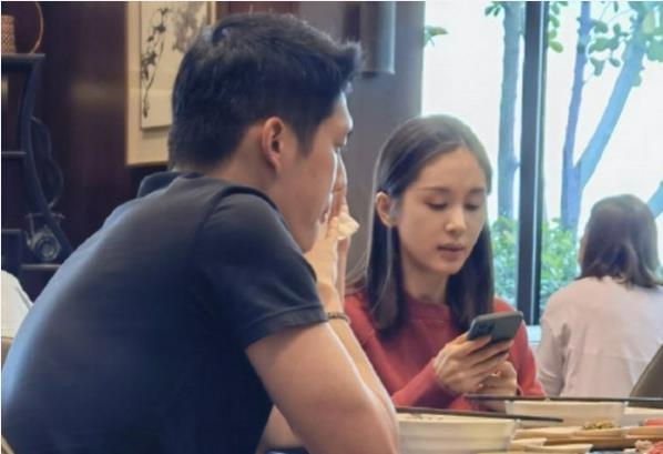 家装日志 王子文吴永恩外出吃饭被拍，女方素颜出镜，边看手机边跟男友聊天