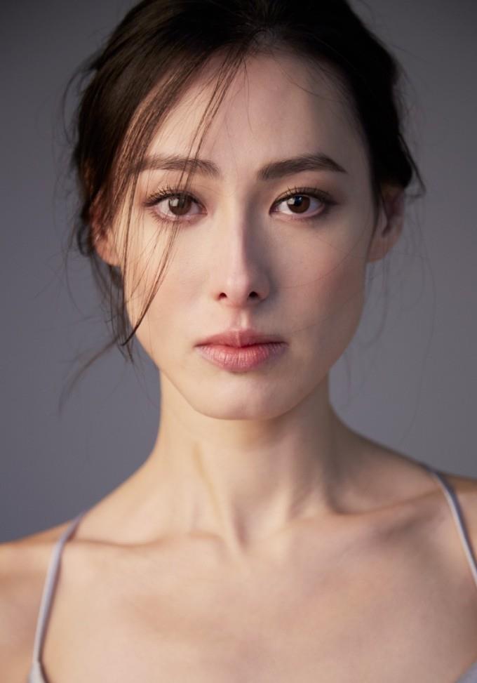 木木尔小倩|如今大家只会笑她脸长，但在《伊莎贝拉》里，她的脸充满故事感