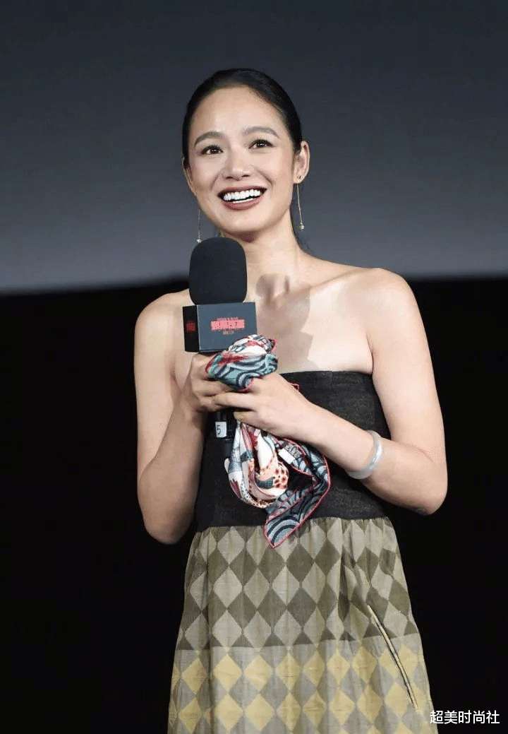 超美时尚社|周韵走红毯身边不见姜文，穿黑裙显气场强，43岁气质越来越好