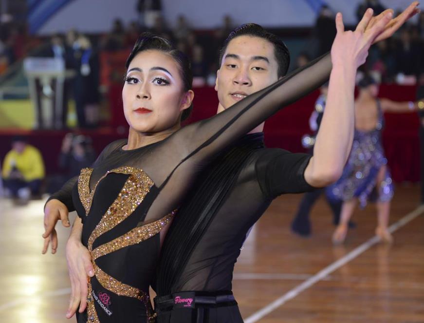 小雪妈妈育儿|孩子身穿“半透明”纱裙，在广场上集体练舞，被路人吐槽：没眼看