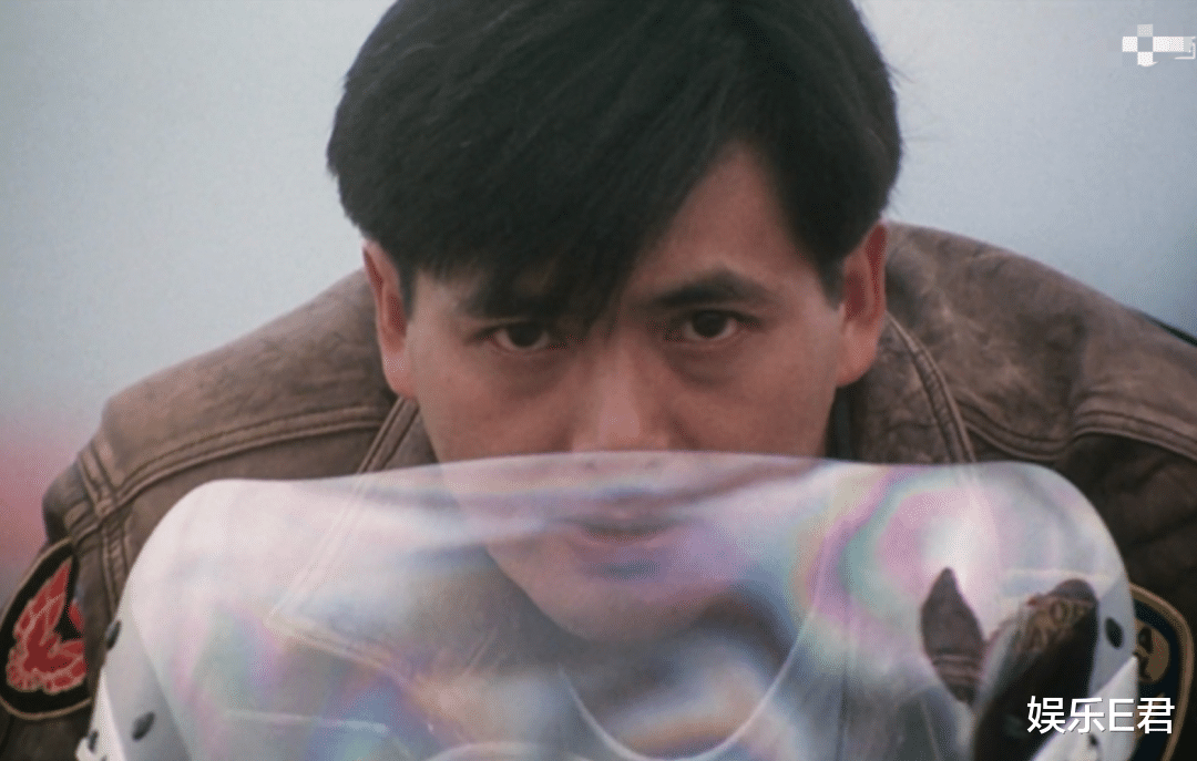 周润发|66岁周润发一人吃牛肉面，表现低调接地气，身家数十亿仍省吃俭用