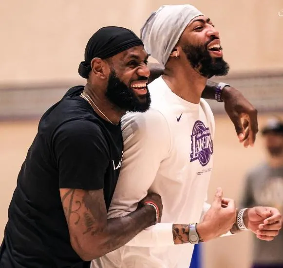 勒布朗·詹姆斯|华丽数据！詹姆斯职业生涯9738次助攻，历史第8！助攻153名队友！