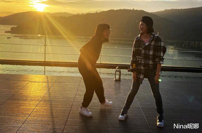 贾静雯|贾静雯罕晒一家五口！穿卫衣健美裤母女4张脸似烙饼，5岁女儿超萌