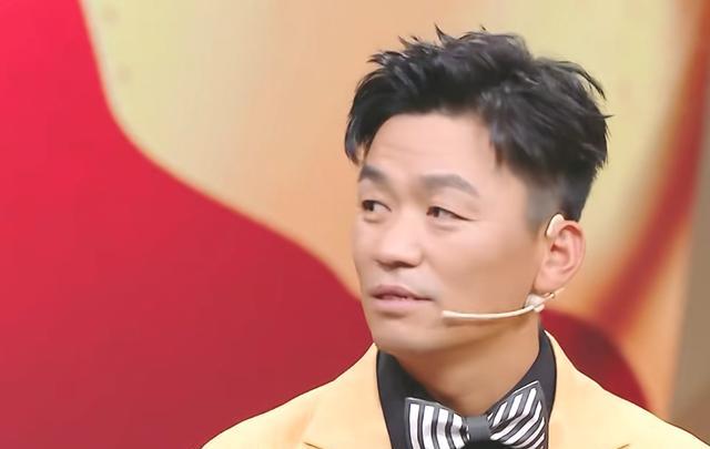 王宝强|王宝强穿军装现身《王牌》！瞧华晨宇看后做了什么：对军人的尊重？