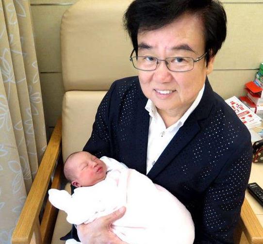 |晒晒黄百鸣住的豪宅，内景装修简单，在卫生间秀自拍还有马甲线