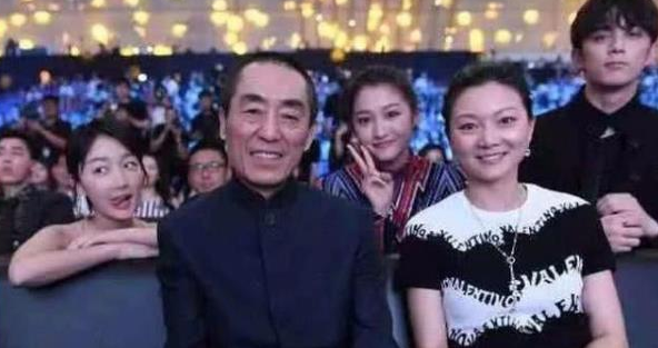 张艺谋|张艺谋：给小11岁岳母尽孝坦然从容，你们就是我的亲人