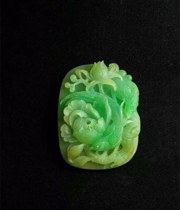 翡翠|黄加绿翡翠挂件从原石到成品，看着心痒痒！